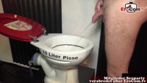 Extreme Urinfluten bei einer deutschen Piss Party