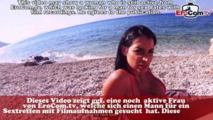 2 Hübsche Girls im Urlaub machen Dreier am Meer