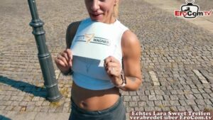 Fitte Blondine mit Tattoos zum Date und heißen Liebesspielen verführt